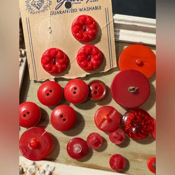 Lot of Vintage Red Buttons - Picture 6 of 8